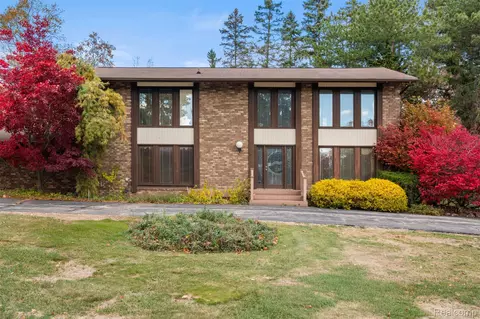 4724 Tara Ct, West Bloomfield, MI 48323