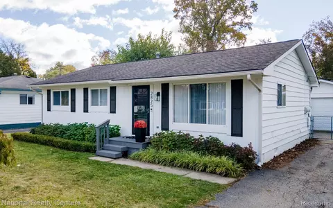 2825 Wall St, Keego Harbor, MI 48320