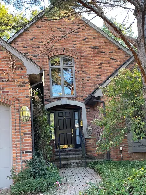 5554 Pine Brooke Ct, Bloomfield Hills, MI 48304