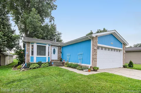 20226 Fenton St, Roseville, MI 48066