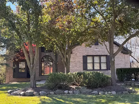 3727 Inverness Dr, Oakland, MI 48306
