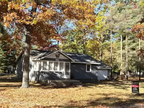 1313 N Maple St, Grant, MI 48748