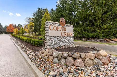 28074 Hickory Dr, Farmington, MI 48331