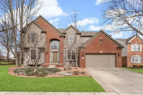7555 Windgate Cir, West Bloomfield, MI 48323