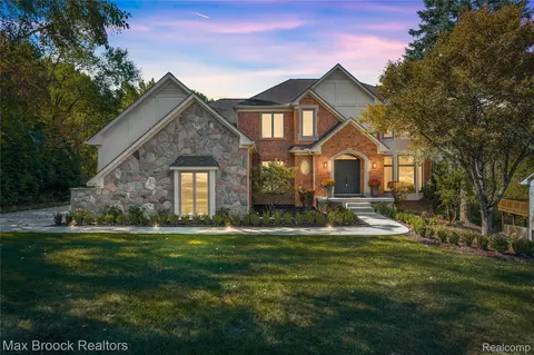 7219 Oakwood Dr, West Bloomfield, MI 48322