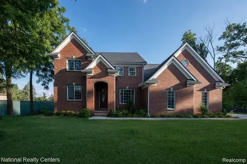 30527 W 11 Mile Rd, Farmington, MI 48336