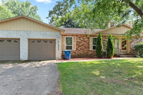 2509 Golden Shores Dr, Fenton, MI 48430