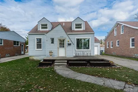 22629 Detour St, Saint Clair Shores, MI 48082