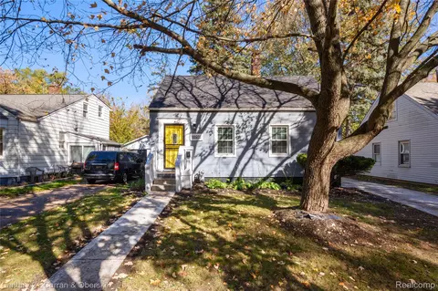 18933 Kenosha St, Harper Woods, MI 48225