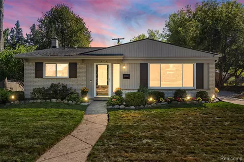 1479 N Pine St, Rochester Hills, MI 48307