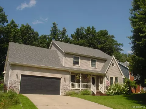 10832 Eagle Cove Dr, Green Oak, MI 48178