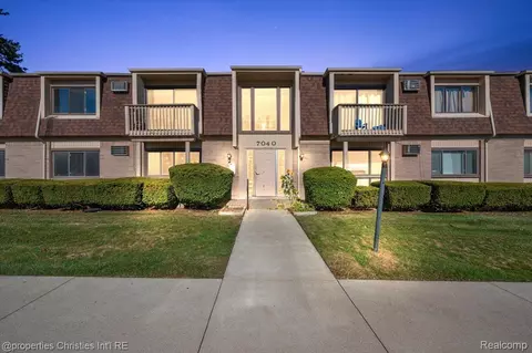 7040 Villa Dr #2, Waterford, MI 48327