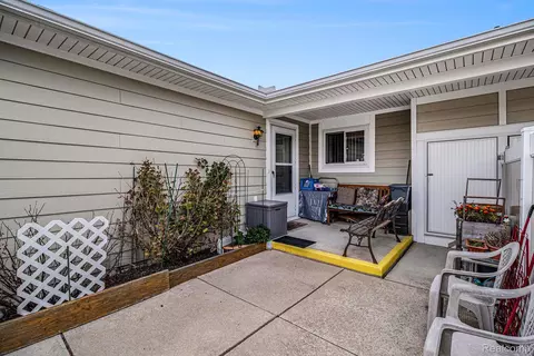 39824 Village Wood Cir, Novi, MI 48375
