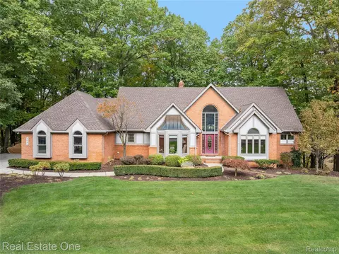 2044 Pine Hollow Trl, Brighton, MI 48114