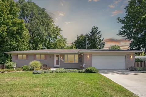 3646 Zinnia Ct, Waterford, MI 48329