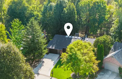 821 River Bend Dr, Rochester Hills, MI 48307
