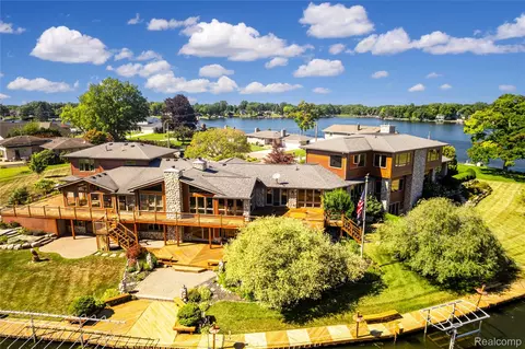 4190 Aquarina St, Waterford, MI 48329