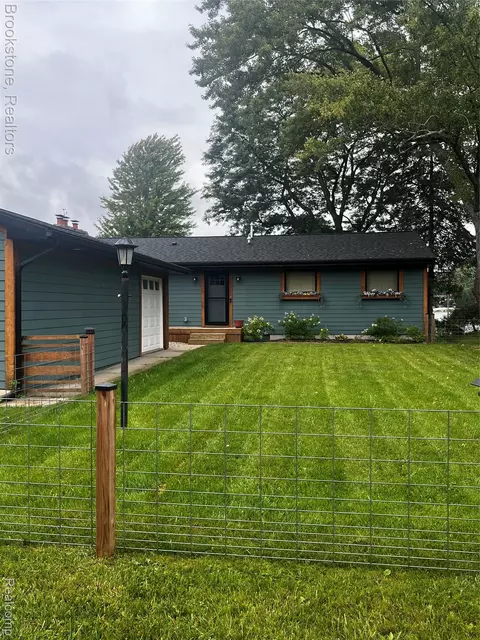 1922 Lake Pointe Dr, Ortonville, MI 48462