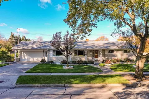 28741 Roan Dr, Warren, MI 48093