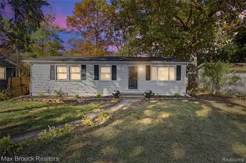 9650 Cooley Lake Rd, White Lake, MI 48386