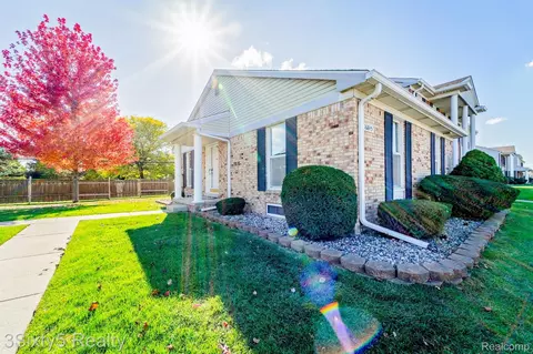 16845 Rudgate St, Southgate, MI 48195