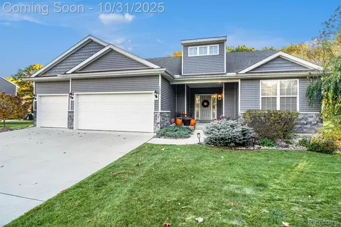 1400 Oakcrest Rd, Howell, MI 48843