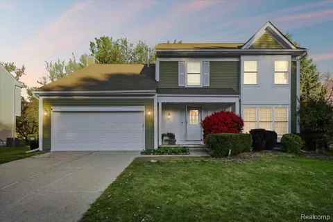 712 Whitney Dr, Rochester Hills, MI 48307