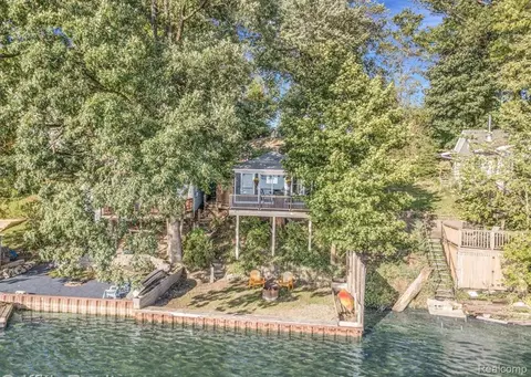 6048 Briggs Lake Dr, Brighton, MI 48116