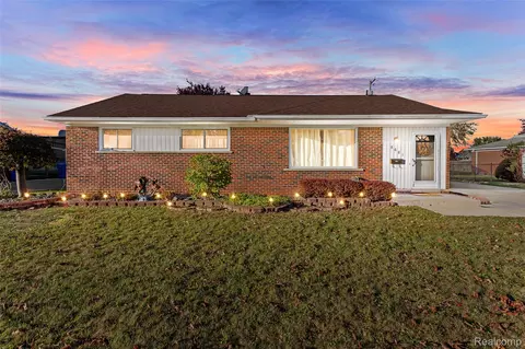 8681 Whitefield St, Dearborn Heights, MI 48127