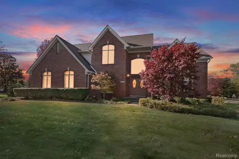 6573 Tree Knoll Dr, Troy, MI 48098