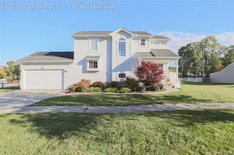 21145 Hillcrest St, Clinton Township, MI 48036