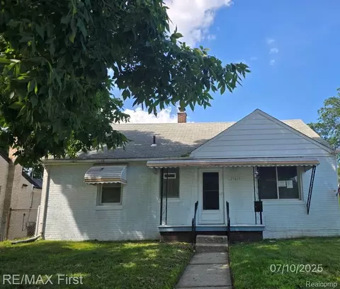 21615 Ridgeway St, Saint Clair Shores, MI 48080