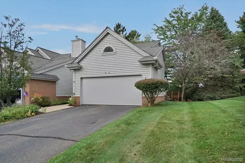 6516 Scenic Pines Ct, Independence, MI 48346