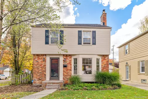 1953 Hunt Club Dr, Grosse Pointe Woods, MI 48236