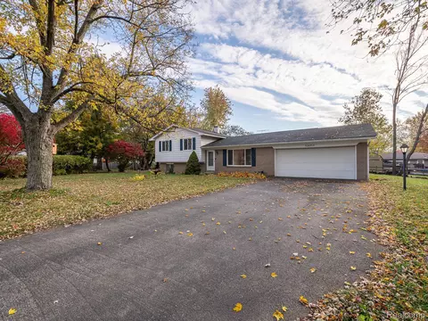 3245 Brookview Ct, Adrian, MI 49221