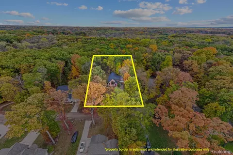 4648 Oak Ln, Whitmore Lake, MI 48189