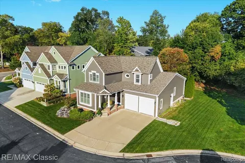 313 River Wood Trl, Milford, MI 48381