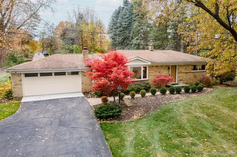 624 Slocum Dr, Auburn Hills, MI 48326