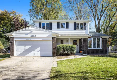 1968 Rutgers Cir, East Lansing, MI 48823