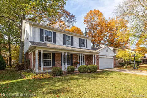 2184 Highbury Dr, Troy, MI 48085