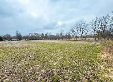 3372 Woodridge Dr, Flushing, MI 48433