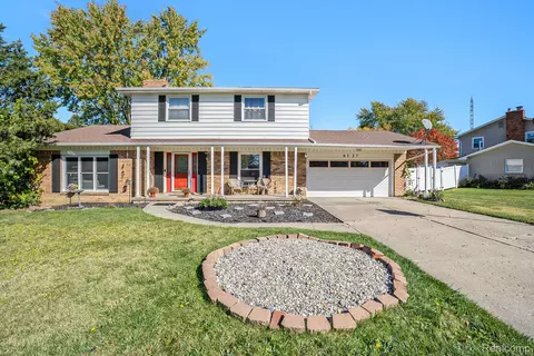 6137 Pebbleshire Dr, Grand Blanc, MI 48439