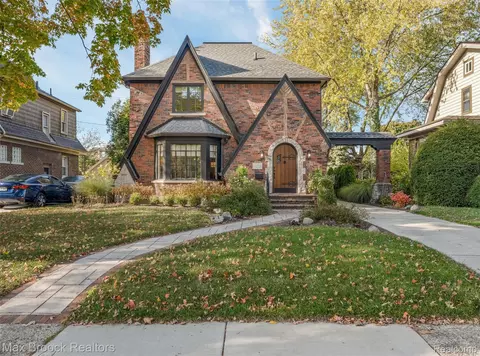 1425 Bedford Rd, Grosse Pointe Park, MI 48230