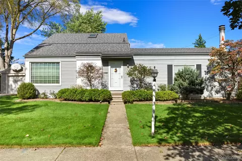 10404 Hart Ave, Huntington Woods, MI 48070