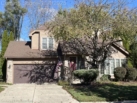 27674 Western Golf Dr, Livonia, MI 48154