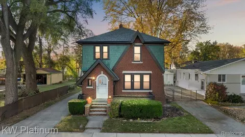21067 Albany Ave, Warren, MI 48091