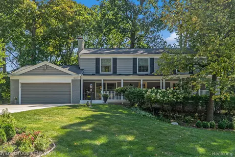30372 Georgetown Dr, Beverly Hills, MI 48025