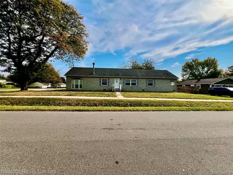 8015 Syracuse St, Taylor, MI 48180