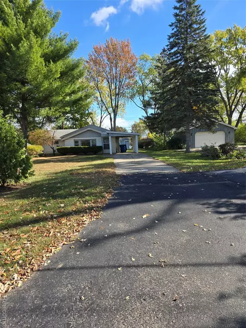 3194 Whitfield Dr, Waterford, MI 48329