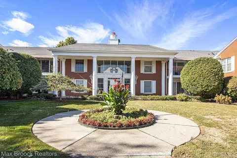 19710 W 13 Mile Rd #105, Beverly Hills, MI 48025